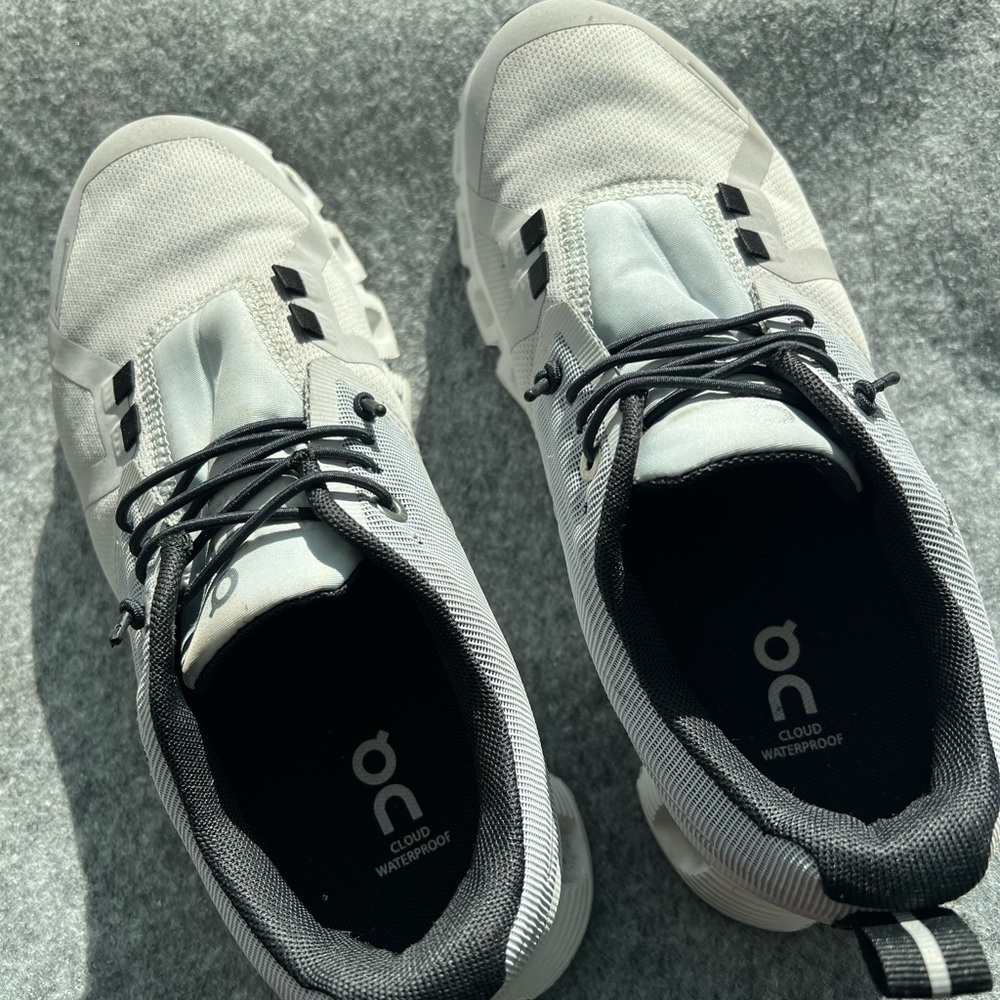 On Running Cloud 5 Waterproof women’s Sneakers - Light Gray and Black